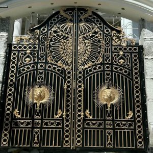 درب فرفورژه فلزی با جزئیات تزئینی