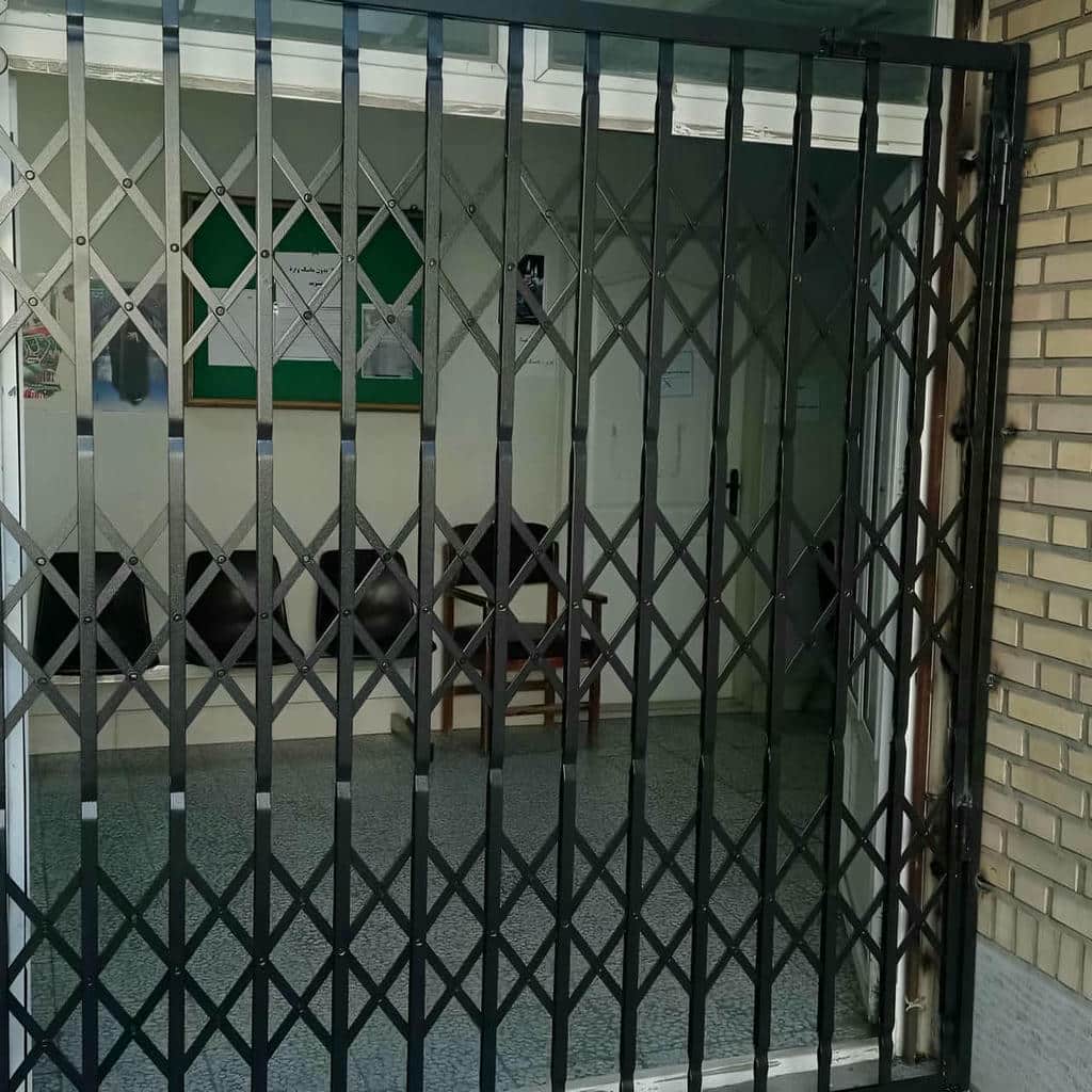برگه مشخصات سفارش کنار محافظ آماده تحویل