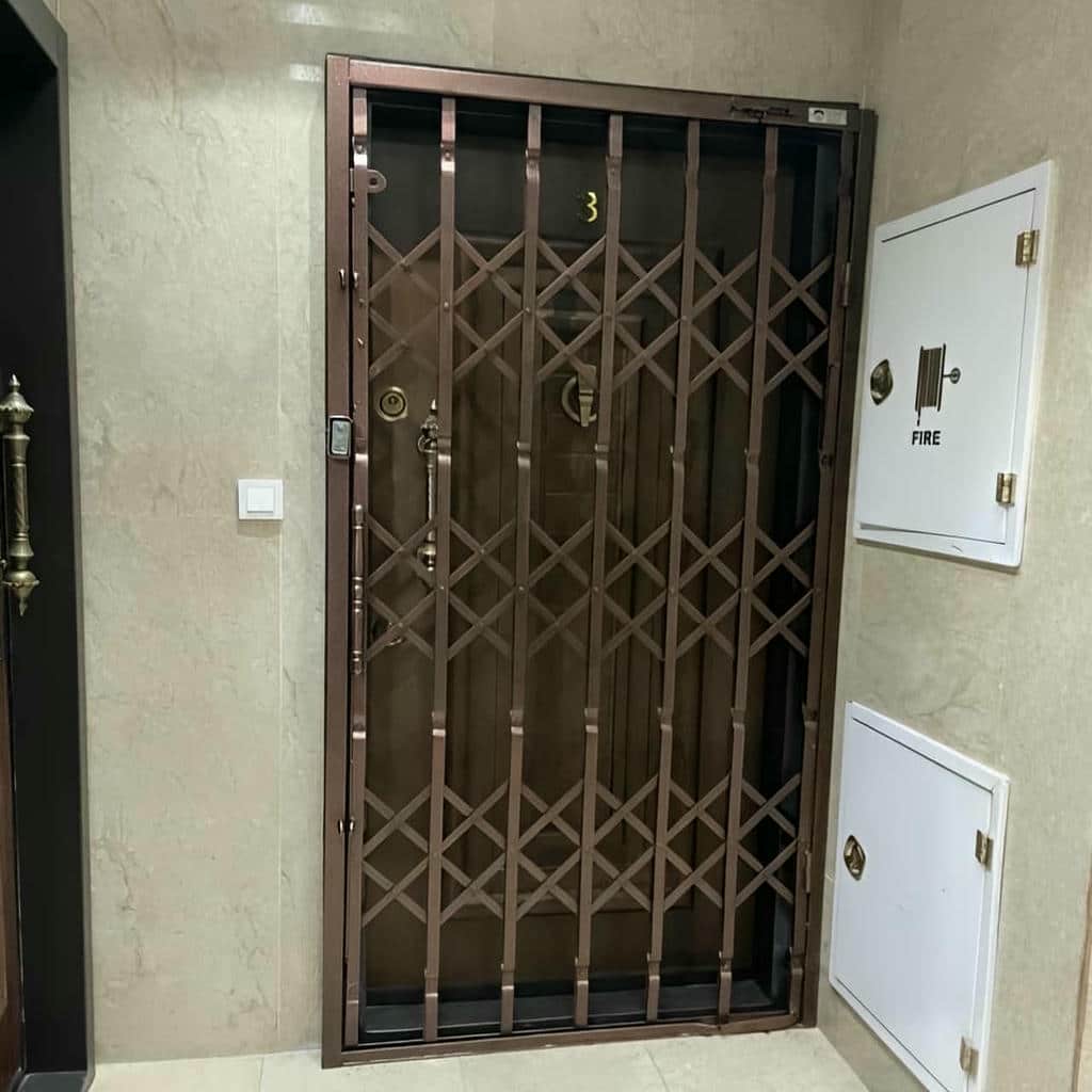 جزئیات پوشش رنگ روی تسمه فلزی محافظ