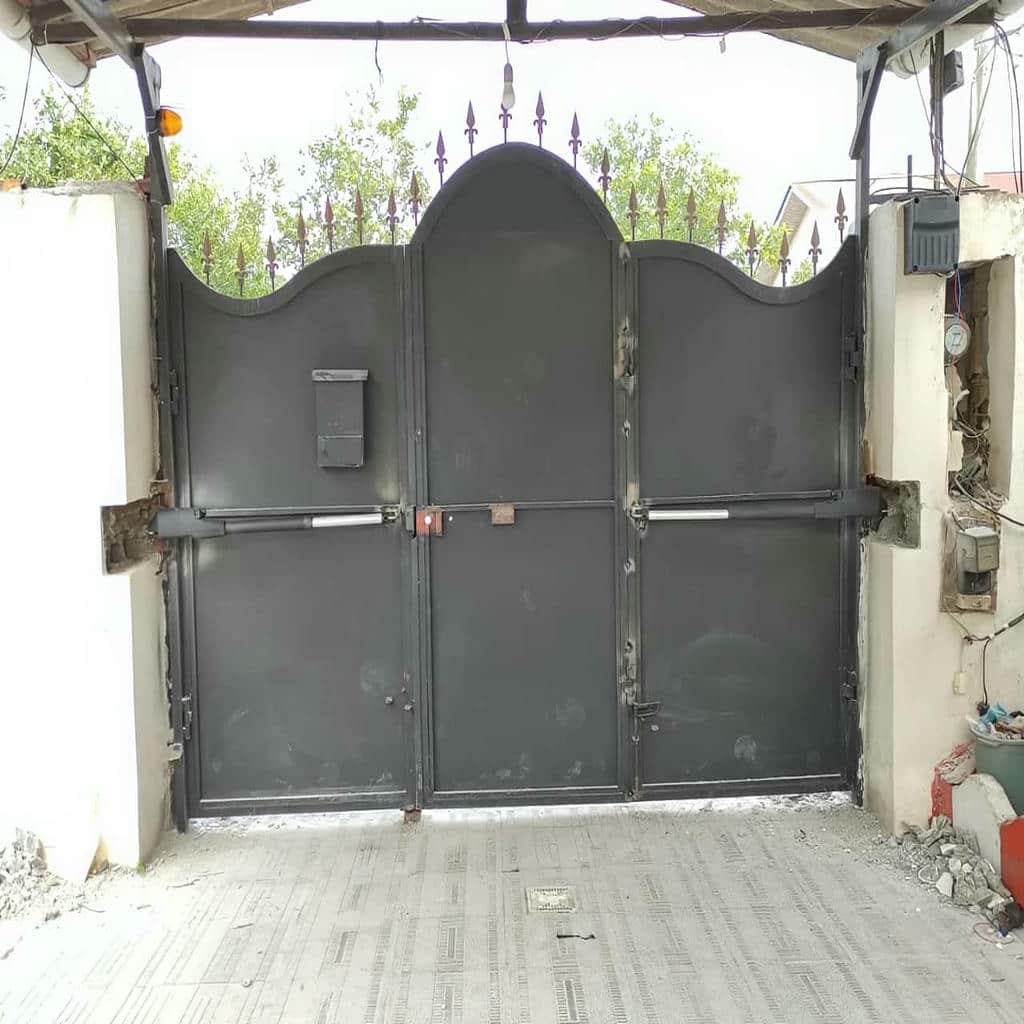 جعبه فرمان سفید زیر سایبان ورودی کارکنان