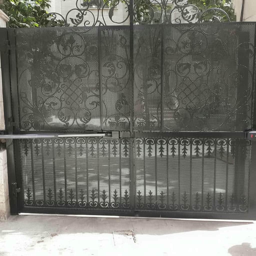 جک درب پارکینگ با بازوی مشکی در نمای نزدیک