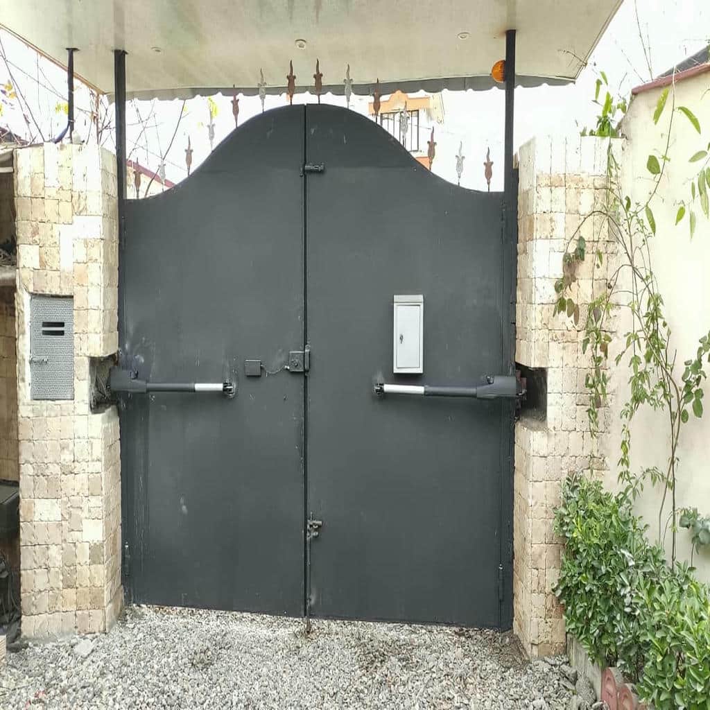 جک درب پارکینگ روی ورودی اداری در استان یزد