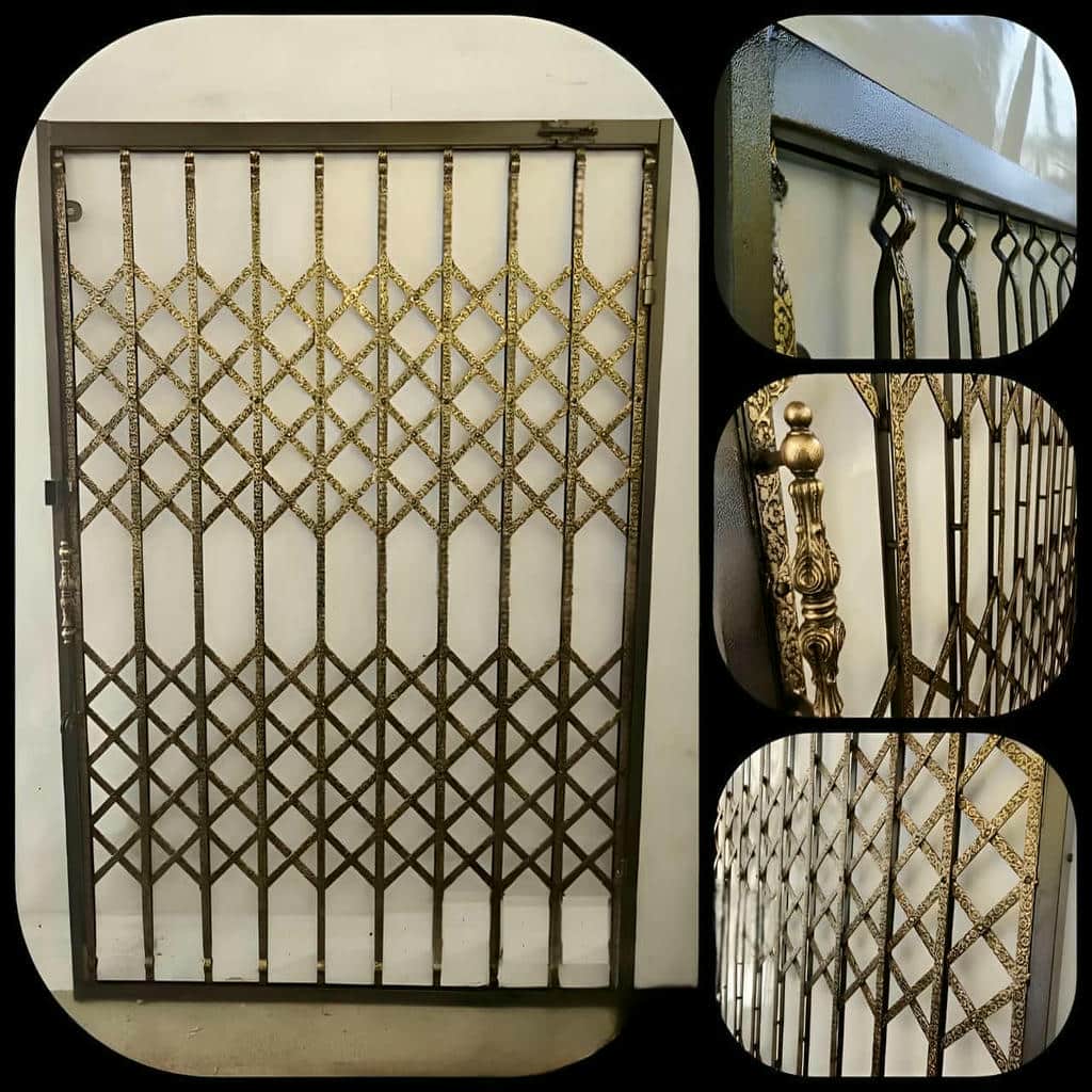 حفاظ درب آکاردئونی خاکستری کنار دیوار سنگی