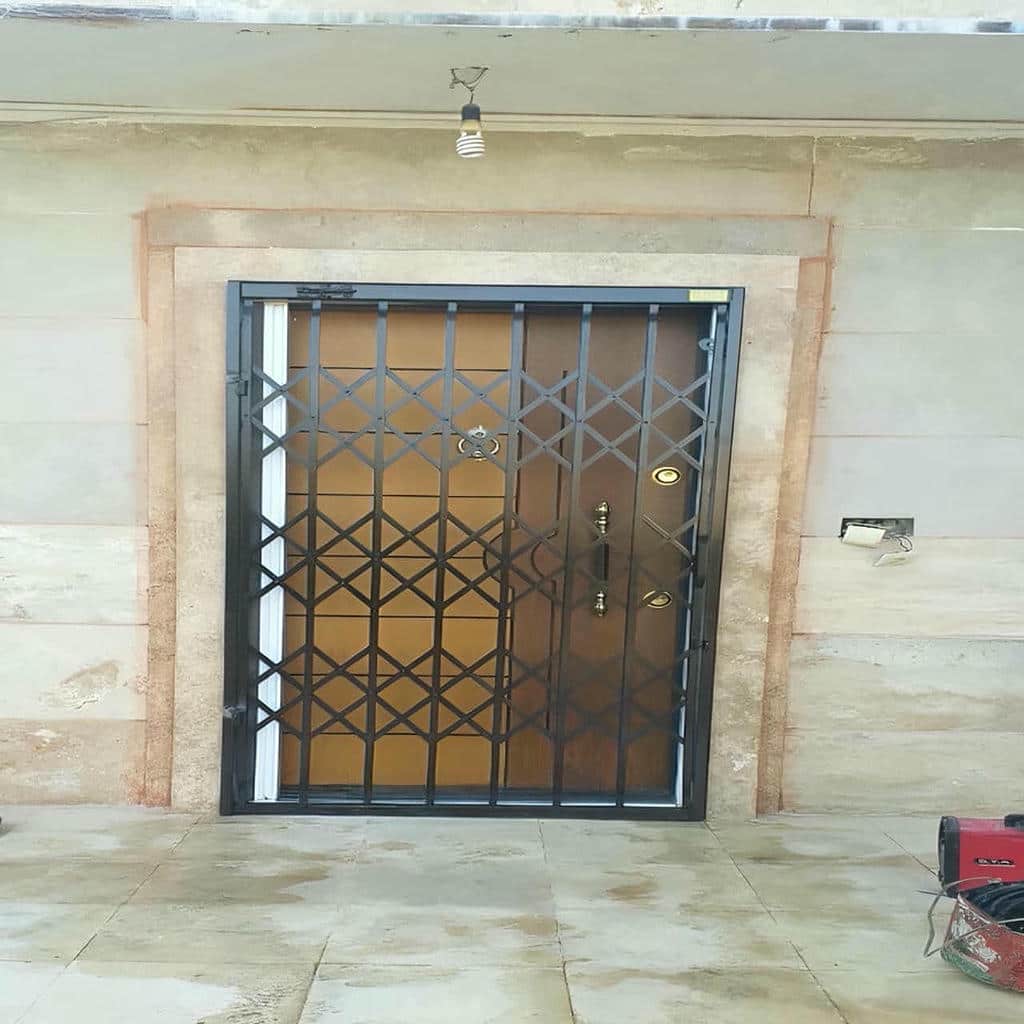 حفاظ درب آکاردئونی ریلی با نمای بازشده