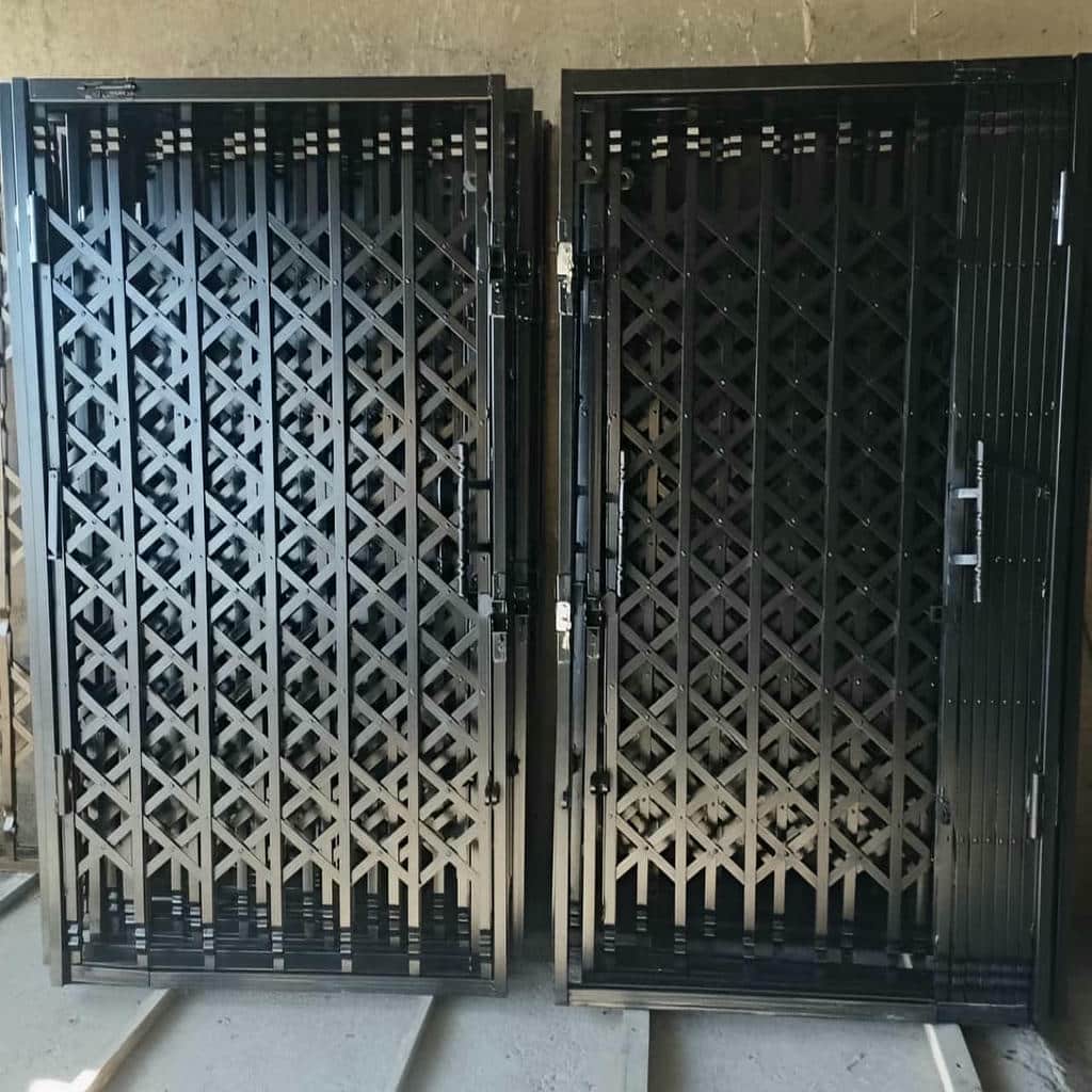حفاظ درب آکاردئونی سفید در راهروی ساختمان