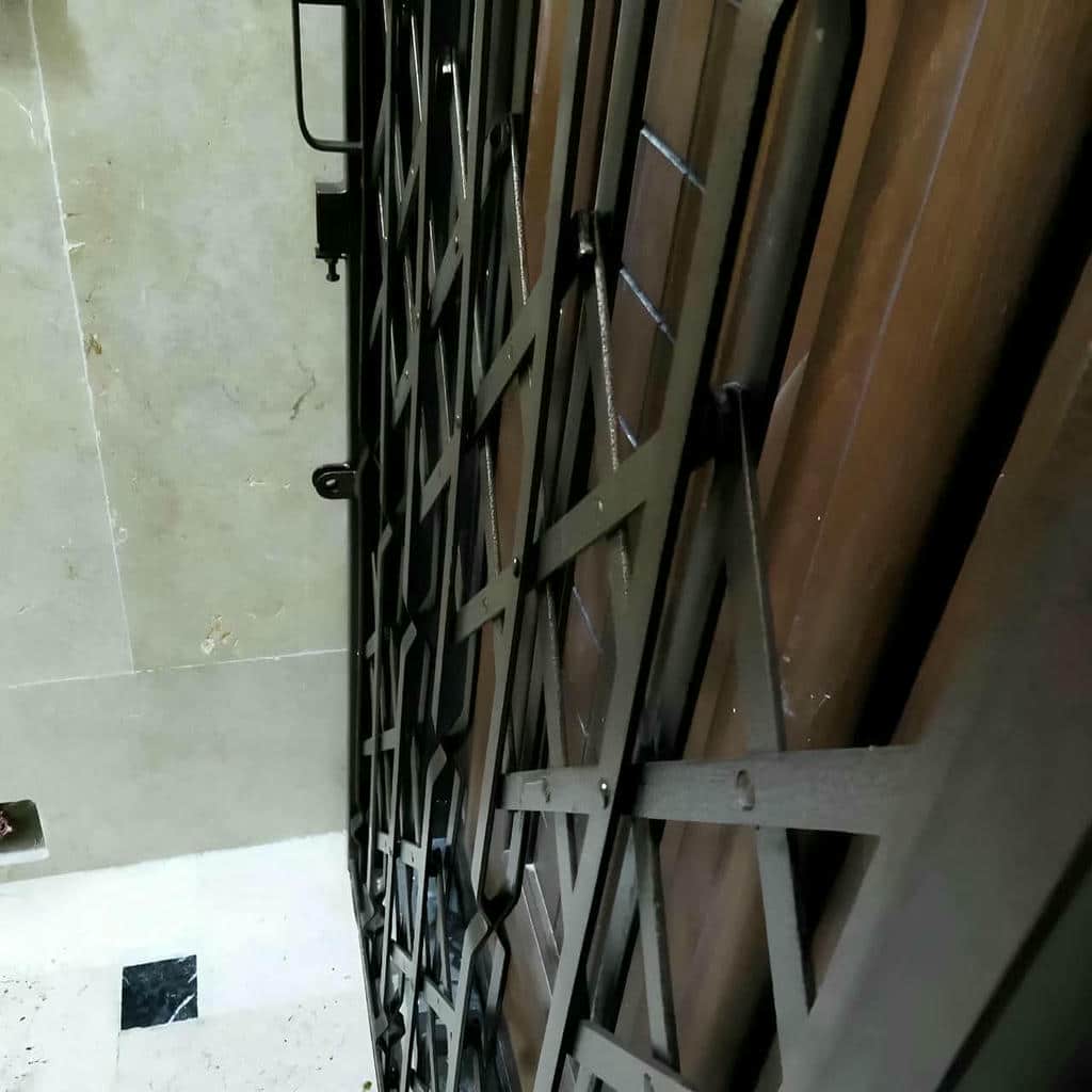حفاظ درب آکاردئونی طوسی در راهروی تازه ساز
