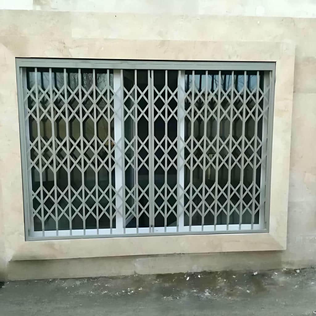 حفاظ درب آکاردئونی قهوه‌ای با شبکه لوزی متراکم