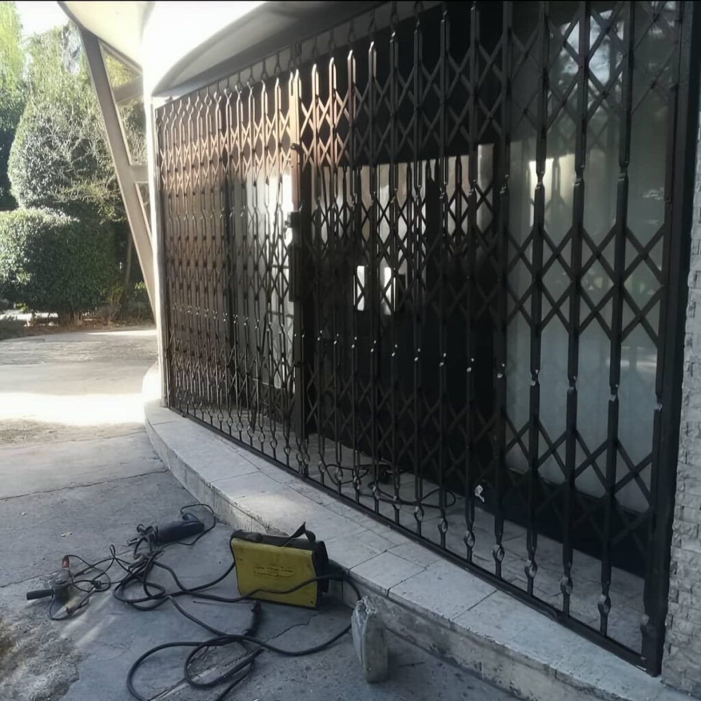 حفاظ درب آکاردئونی مشکی آماده ارسال به حومه همدان