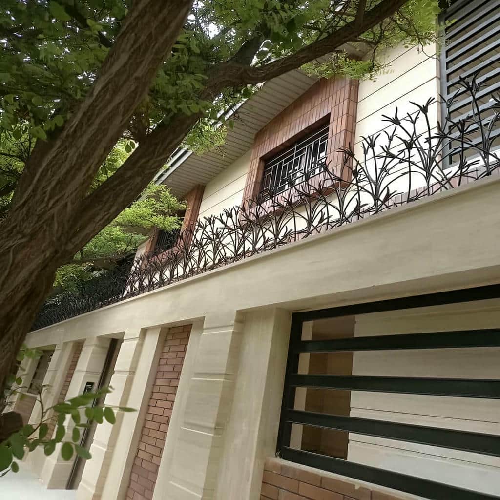 حفاظ دیوار مشکی بالای حصار مدرسه در ساری