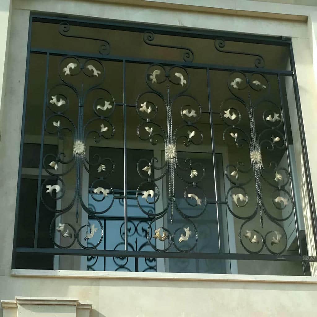 حفاظ پنجره مشکی روی نمای آجری استان اردبیل