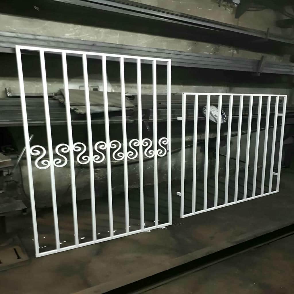 حفاظ پنجره مشکی ویلای سنگی در یاسوج
