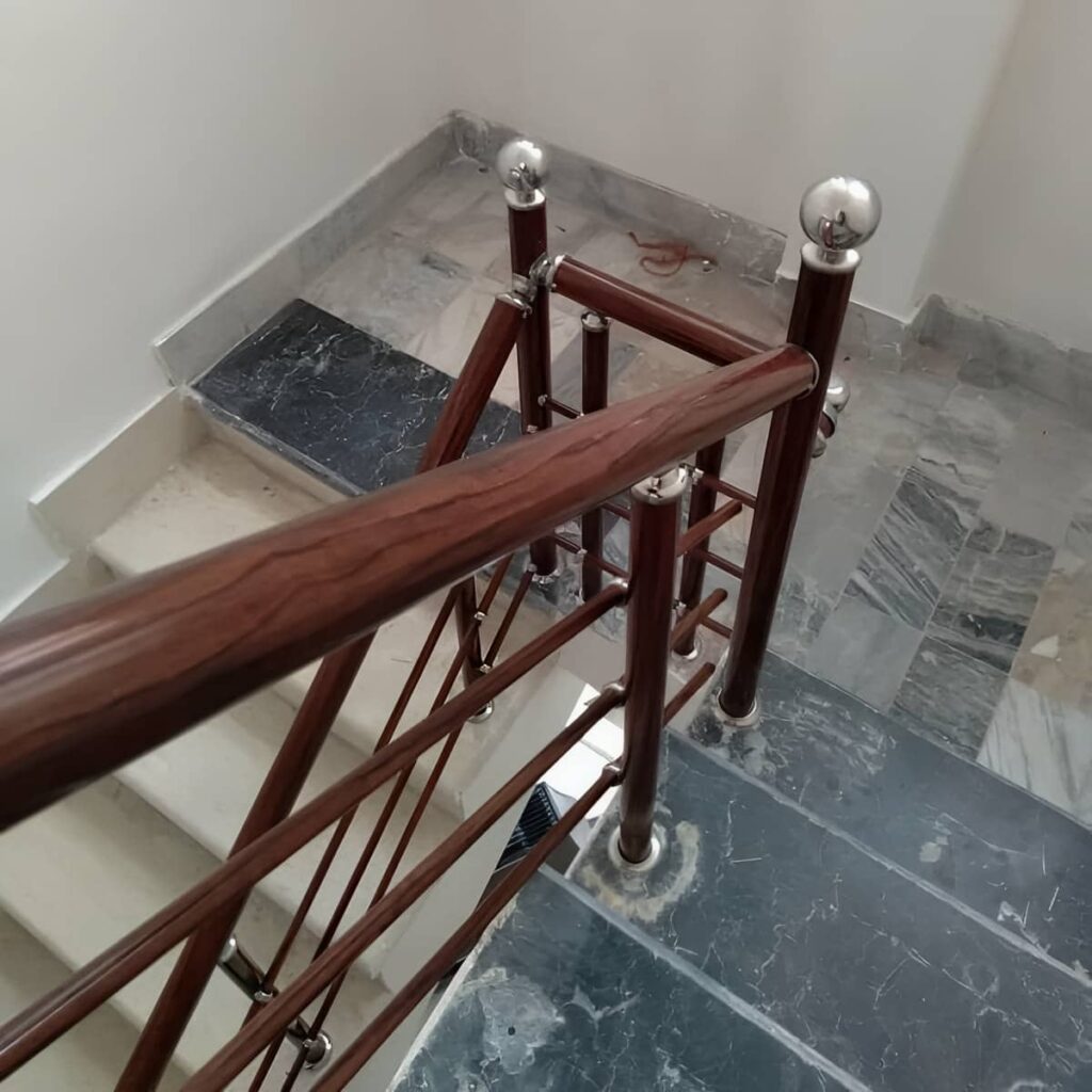 دستگیره استیل مات کنار پاگرد سنگی