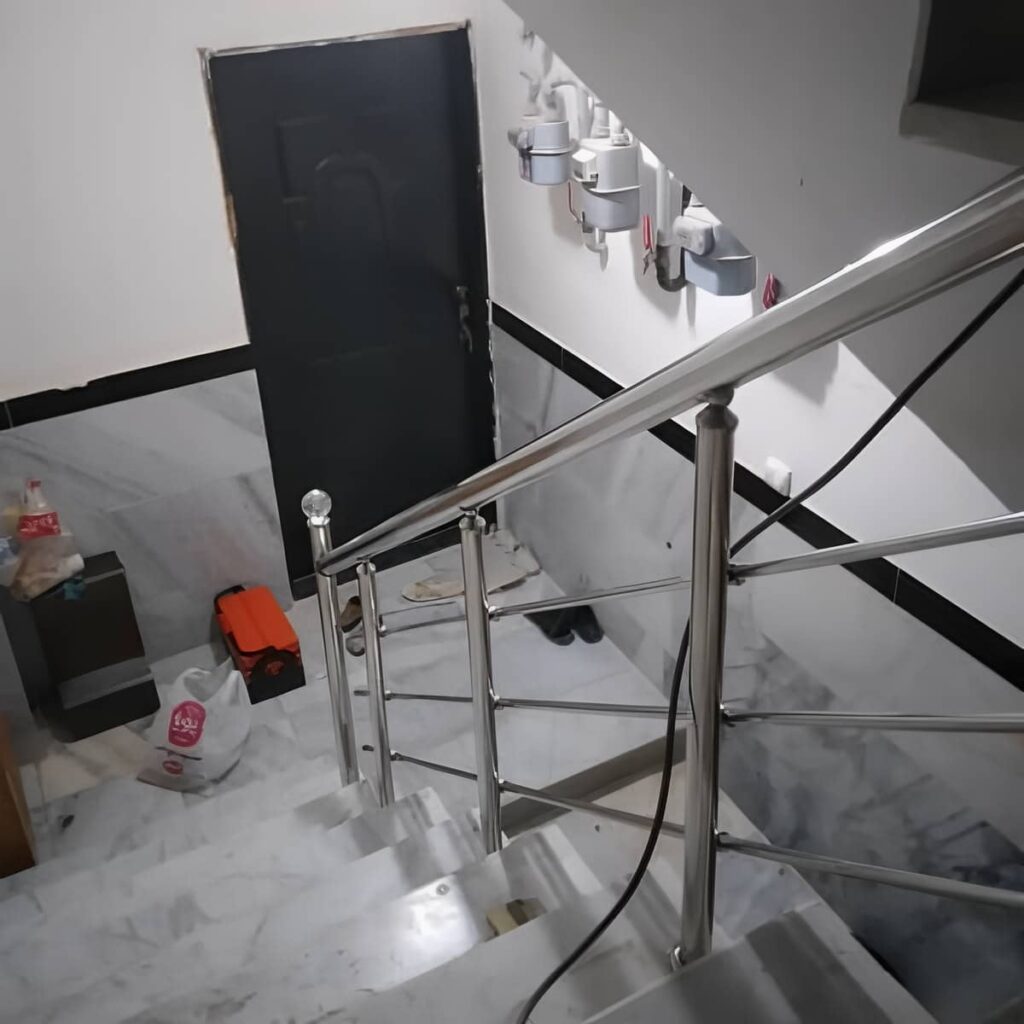 دست‌انداز استیل برس‌خورده کنار سنگ مرمر روشن