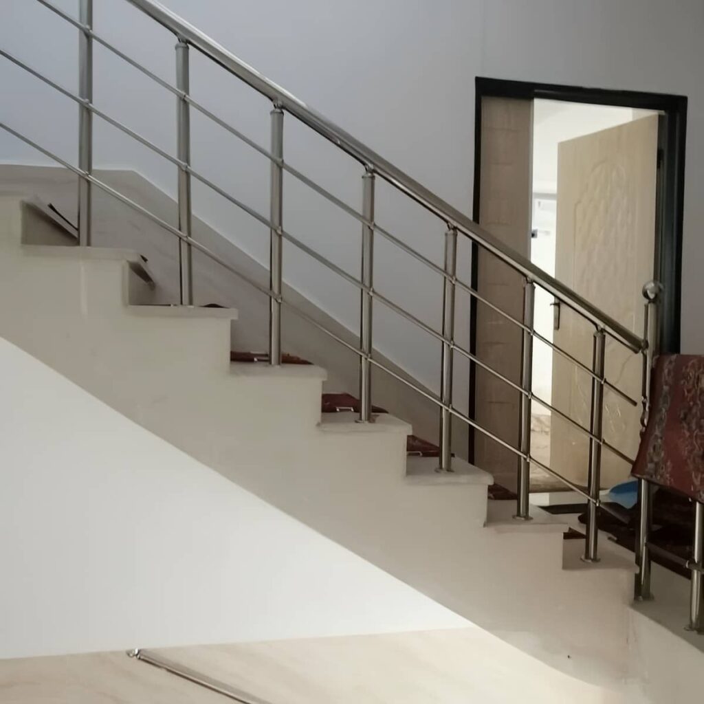 دست انداز استیل مات روی پلکان ورودی کم عرض