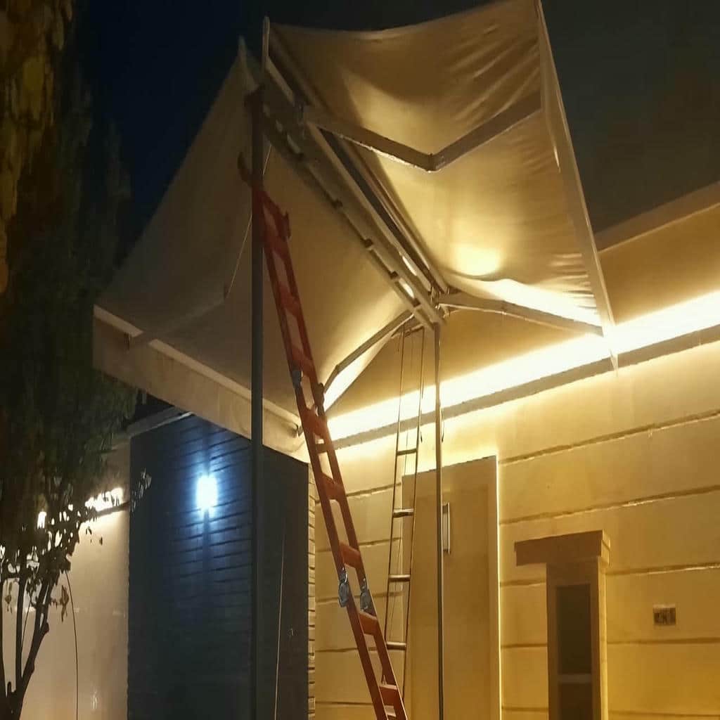 سایبان برقی سفید بالای ورودی تجاری در زاهدان