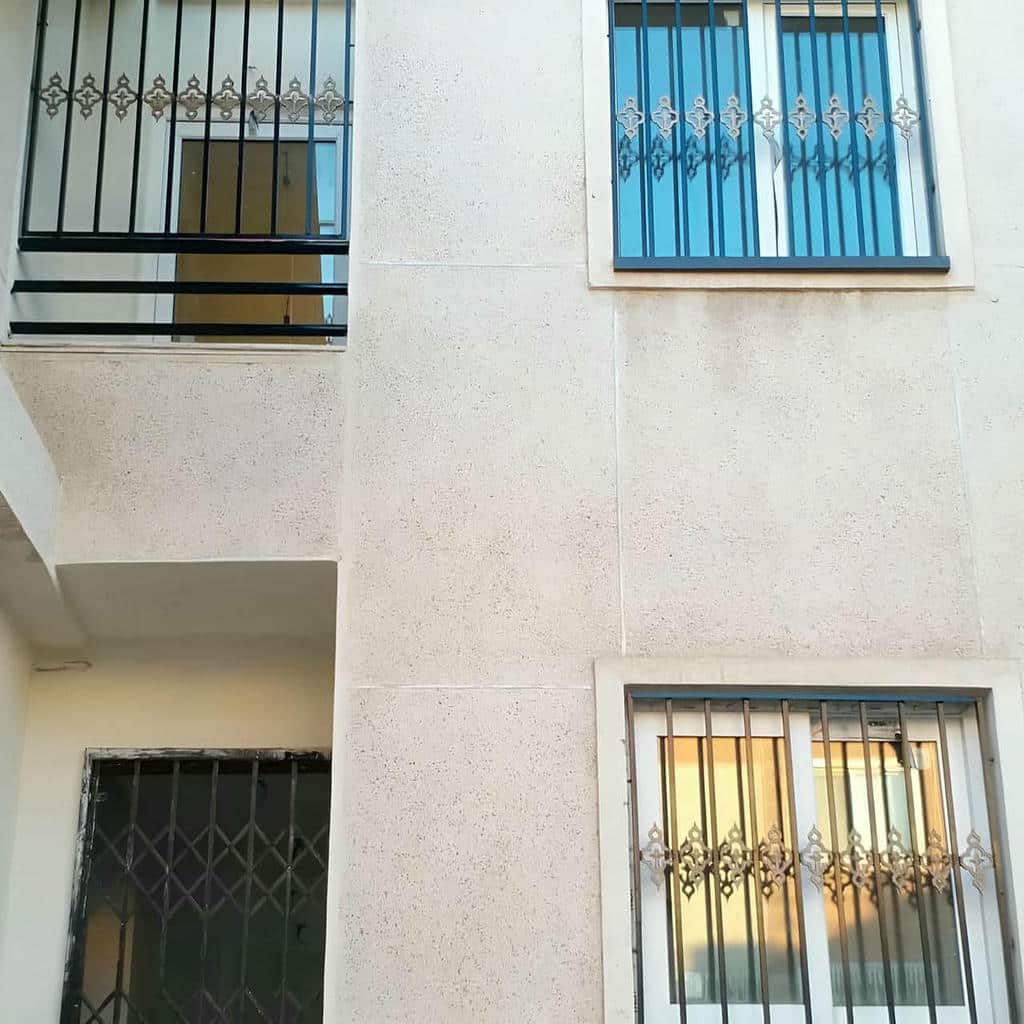 محافظ فلزی خاکستری کنار قاب اتاق معاینه