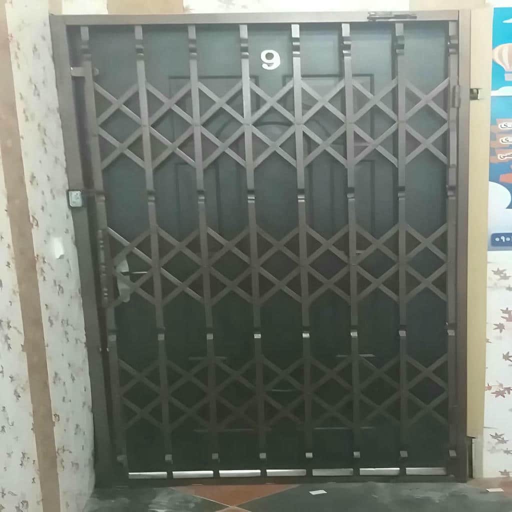 محافظ کشویی مشکی روی چارچوب قدیمی بازسازی‌شده
