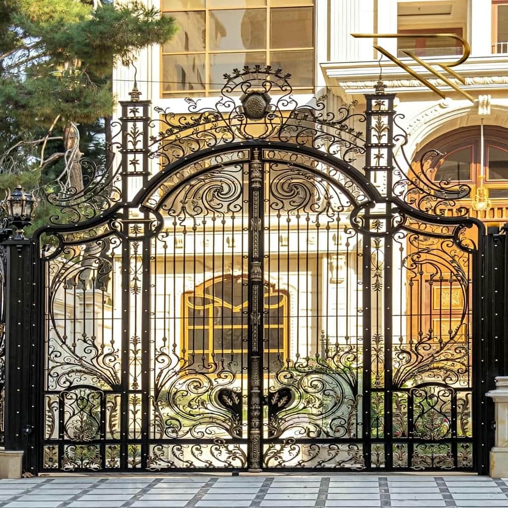 مسیر نفررو باریک کنار پارکینگ کوچک ساختمان