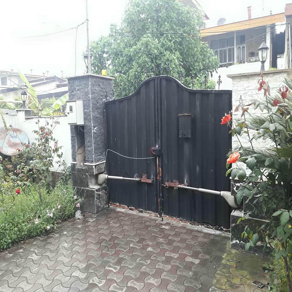 موتور بازویی خارجی با بدنه نقره‌ای روی لنگه فلزی