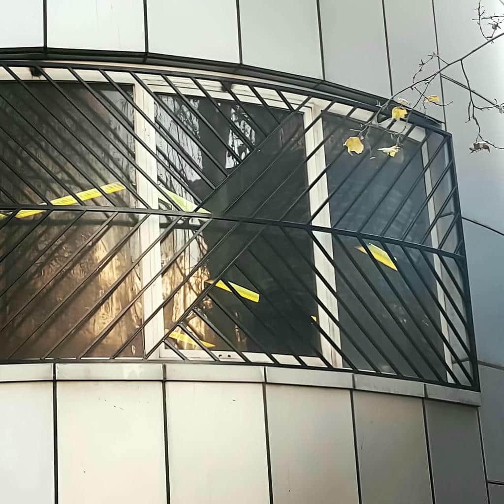 نرده آهنی سفارشی کنار دیوار سنگی روشن