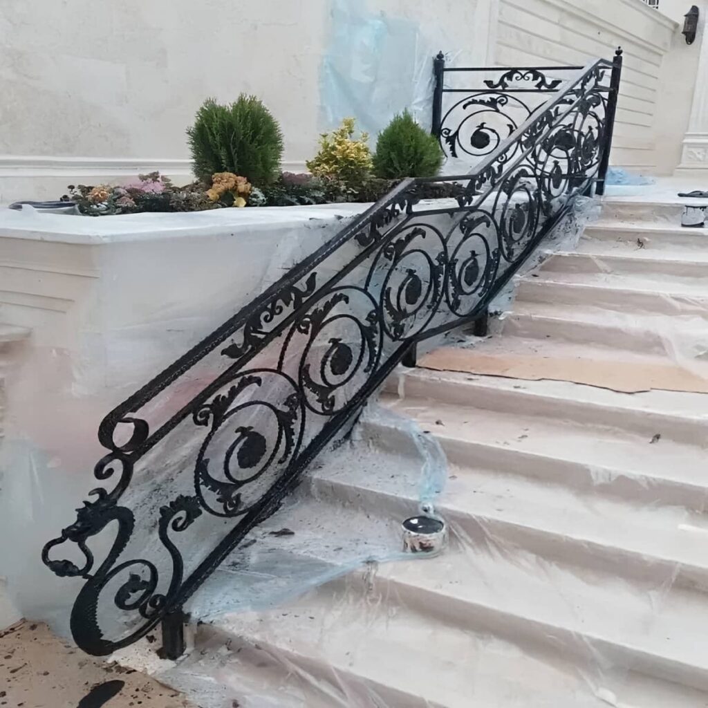 نرده راه پله هماهنگ با دیوار روشن در اردبیل