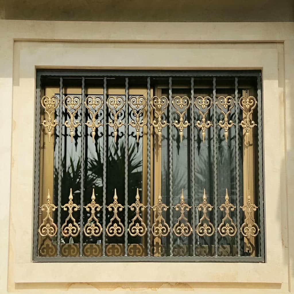 نرده فلزی خاکستری مقابل شیشه اتاق مدیریت