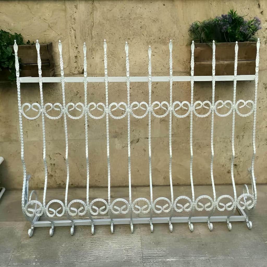 نرده فلزی سفید روبروی حیاط بازسازی شده