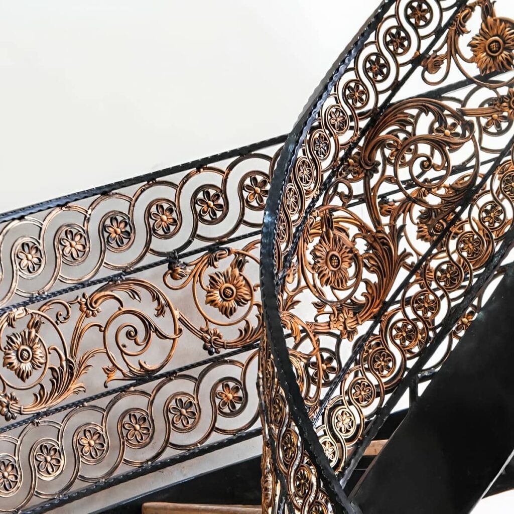 نمای نزدیک آثار خوردگی روی پایه فلزی قدیمی