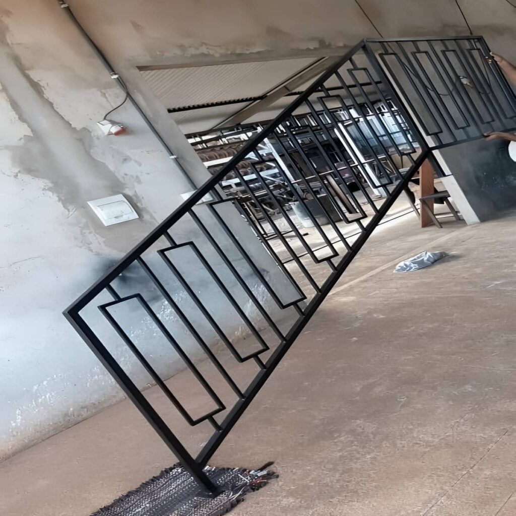 نمای نزدیک از اتصال دست انداز به پایه فلزی