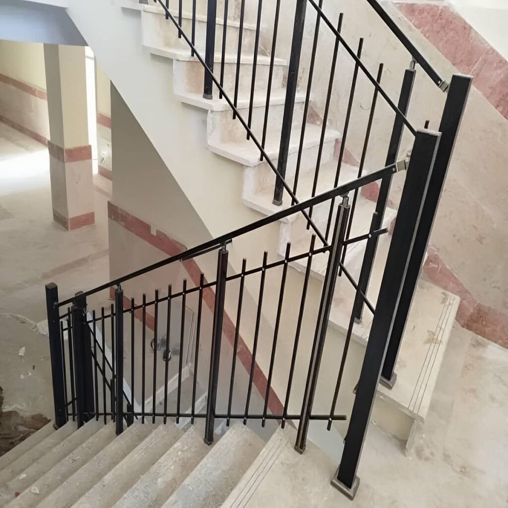 نمای نزدیک دست‌انداز استیل برس‌خورده کنار دیوار سفید