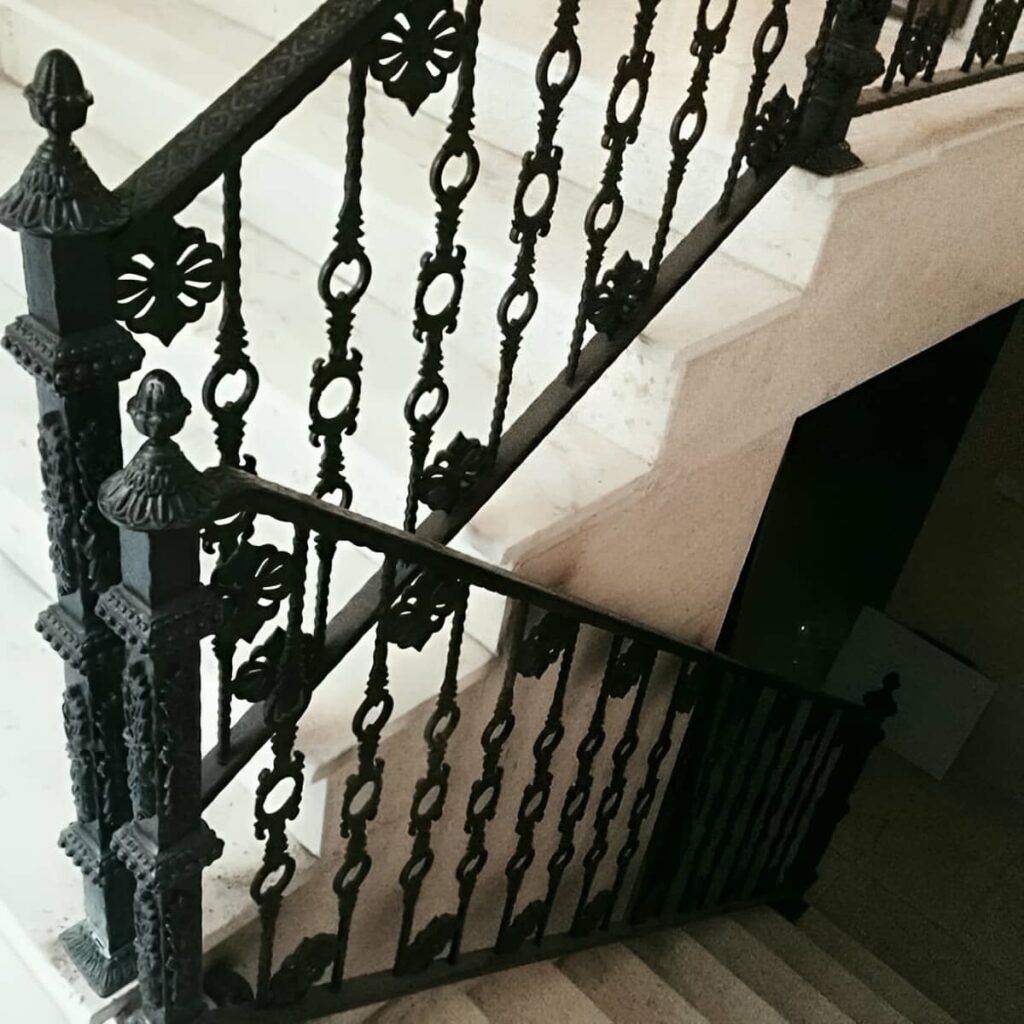 نمای نزدیک پایه فلزی در گوشه پلکان