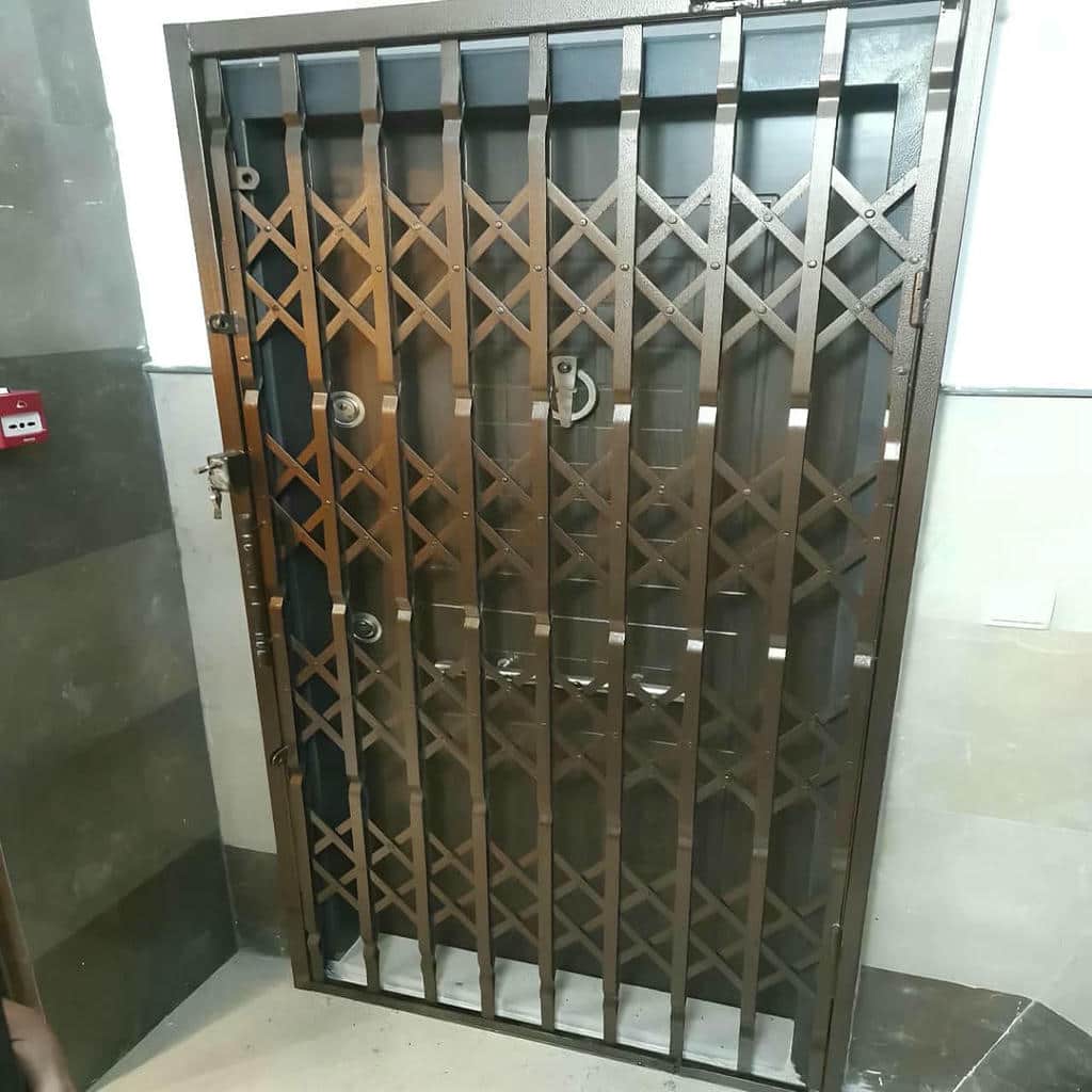 نمونه گارد کشویی خارجی با شبکه منظم فلزی