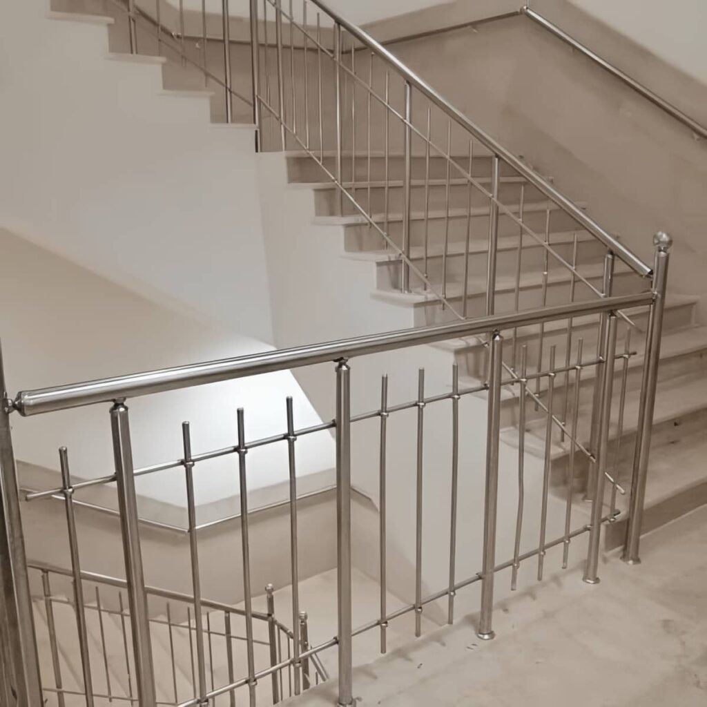 هندریل استیل براق کنار پلکان سنگی در تهران