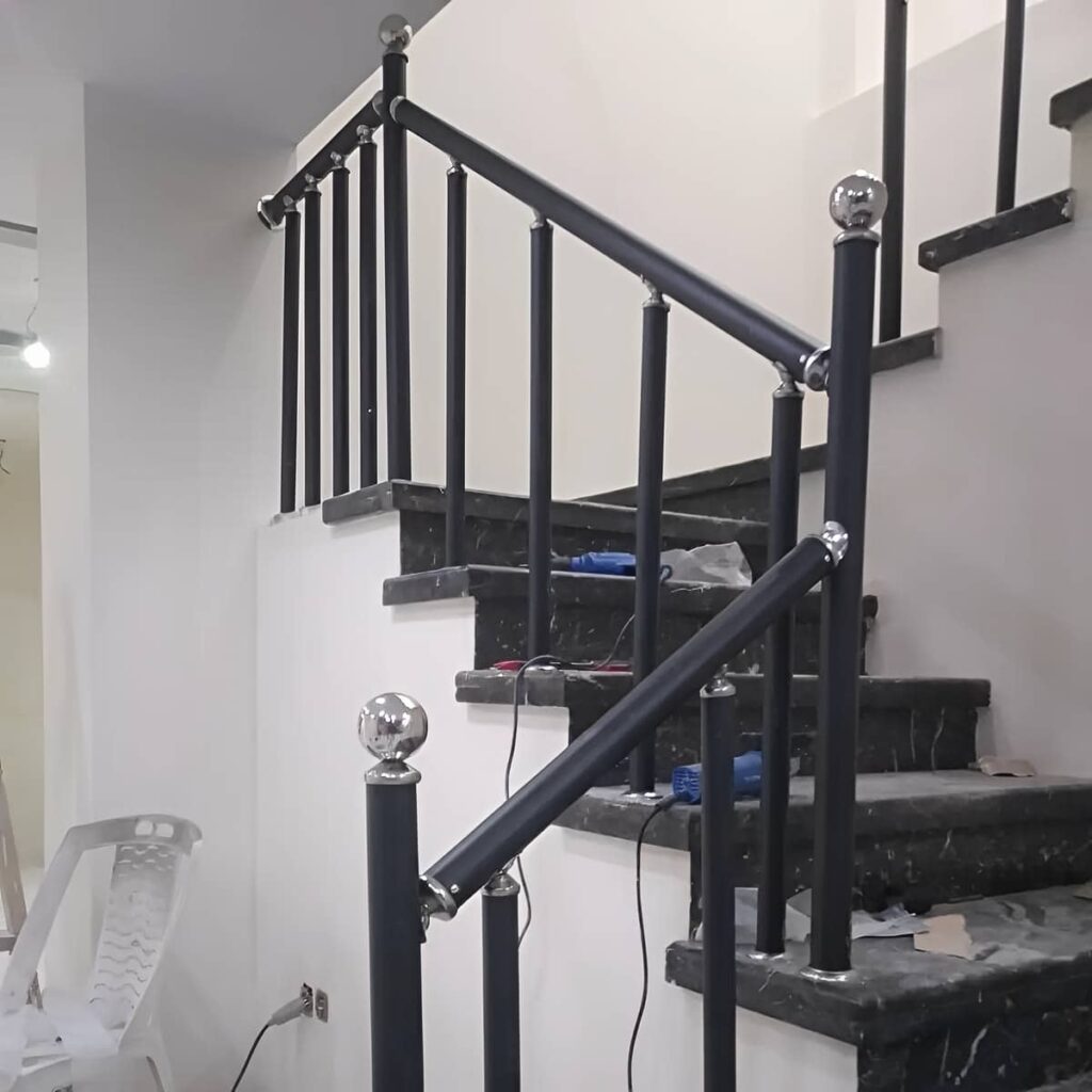 هندریل استیل مات روی پلکان مرمری قدیمی