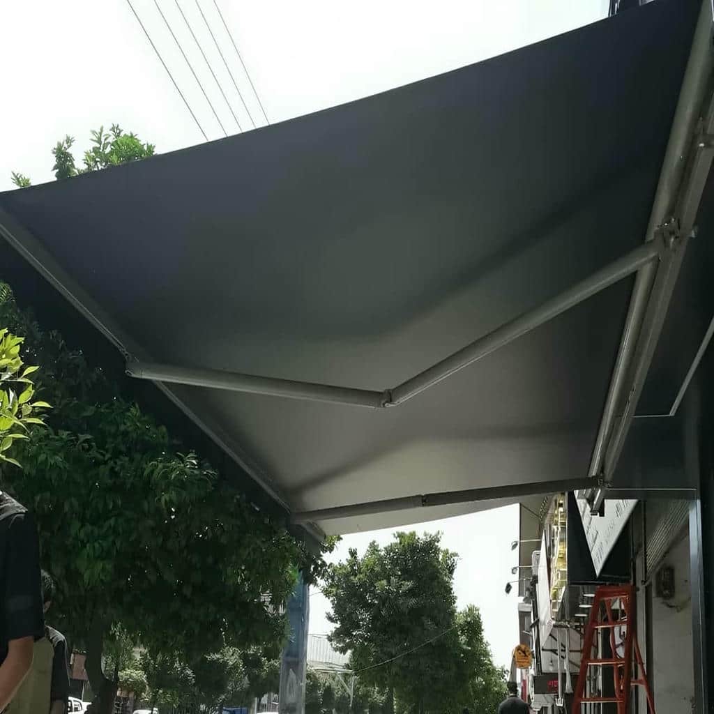 پوشش پارچه کرم روی در کشویی حیاط