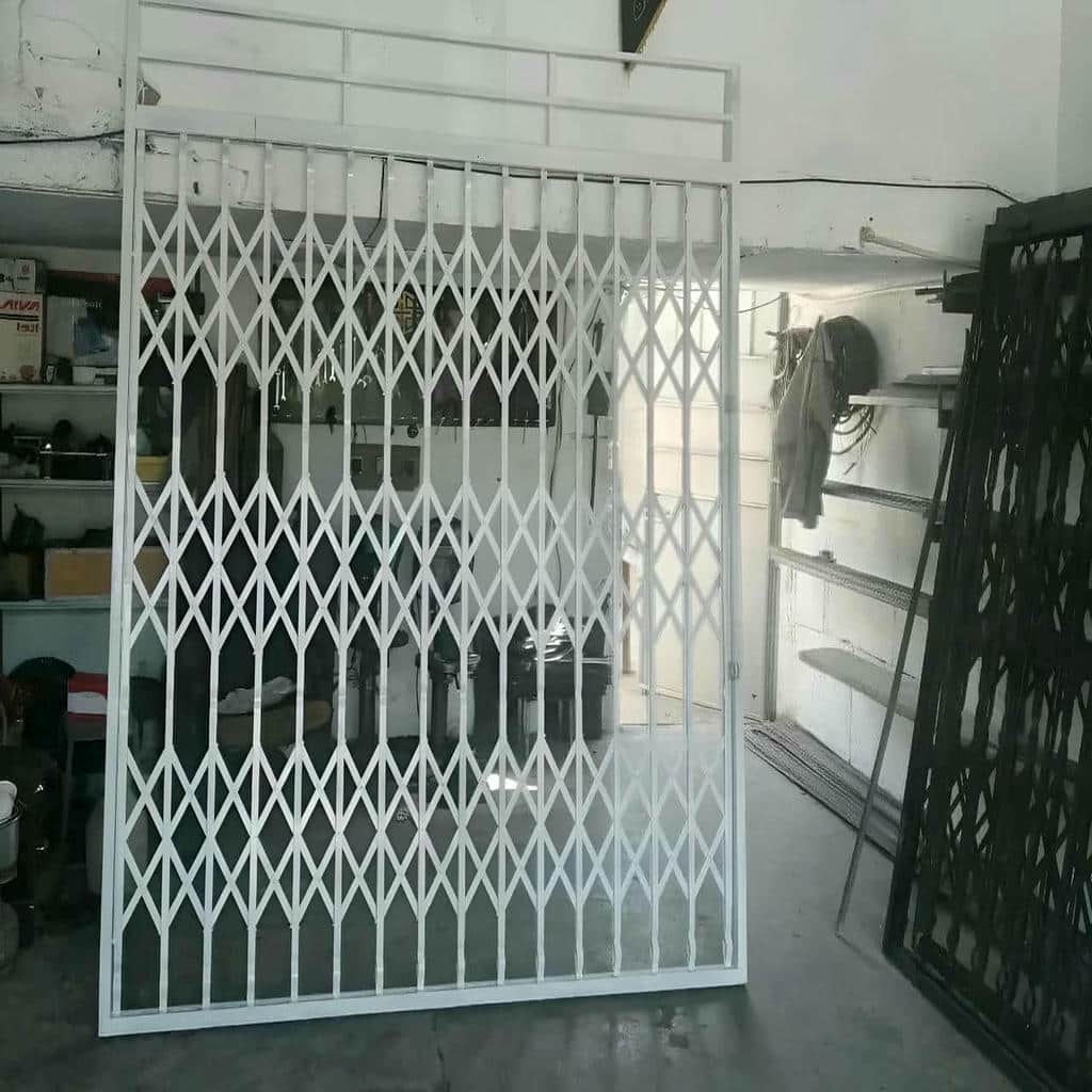 چارچوب فلزی سفید در راهروی تازه رنگ شده چارچوب فلزی سفید در راهروی تازه رنگ شده