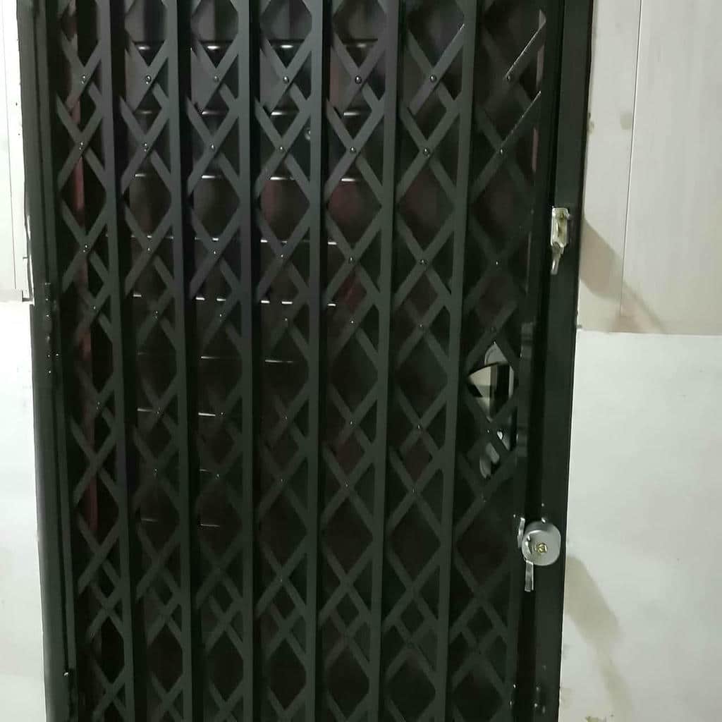 کارشناس در حال بررسی دهانه سنگی آپارتمان