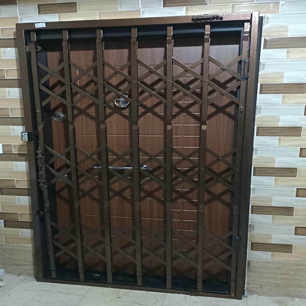 کارشناس مشغول اندازه گیری دهانه ساختمان در همدان