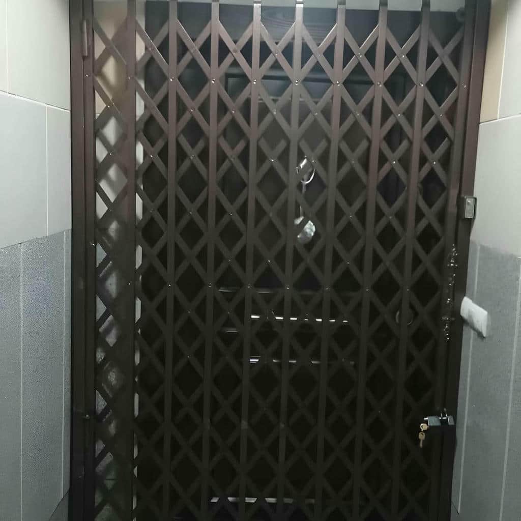 گارد تاشو جمع شده زیر سقف راهرو