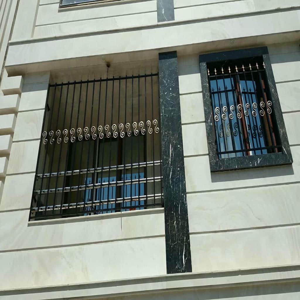 گارد ساده اتاق دارو با چارچوب فلزی روشن