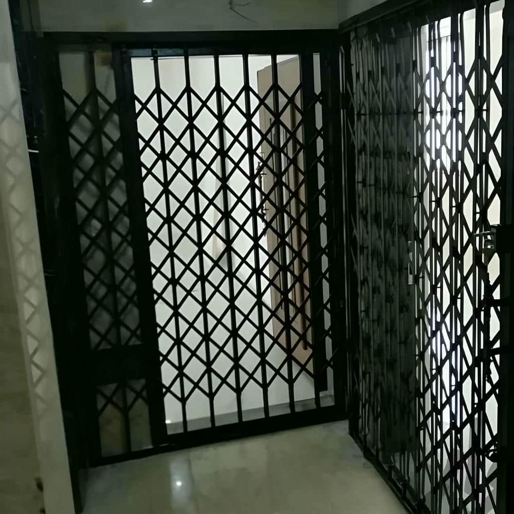 گارد کشویی طوسی مقابل درب آپارتمان مسکونی
