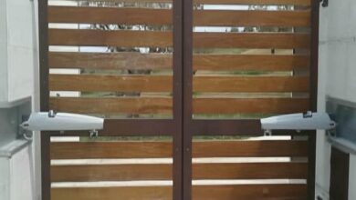 جک درب پارکینگ مشکی کنار نمای سنگی استان اردبیل