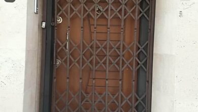 حفاظ درب آکاردئونی سفید در ورودی مسکونی استان قم