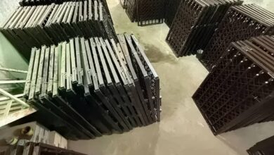 حفاظ درب آکاردئونی مشکی مات کنار لابی سنگی تبریز