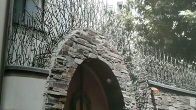 حفاظ دیوار مشکی روی حصار پلکانی اردبیل