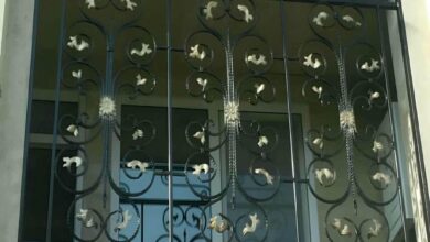 حفاظ پنجره مشکی روی نمای آجری استان اردبیل