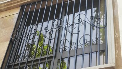 حفاظ پنجره مشکی روی نمای سفید در استان چهارمحال و بختیاری
