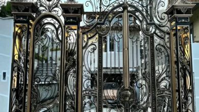 درب حیاط طوسی با لولای فولادی در یزد
