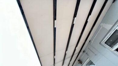 سایبان برقی طوسی بالای ورودی درمانگاه استان زنجان
