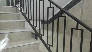 نرده راه پله آهنی مشکی در ساختمان نوساز زاهدان